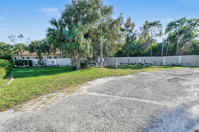 Building Photo - 1004 Stillwater Dr