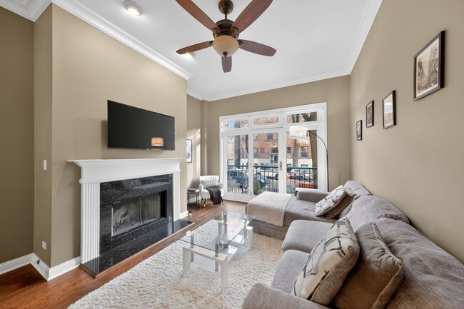 Building Photo - 724 W Briar Pl