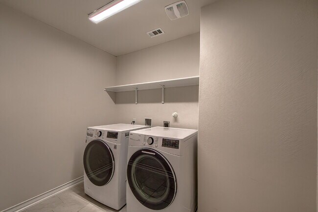 Building Photo - Stunning 4-bedroom offering 50% OFF first month's rent!!