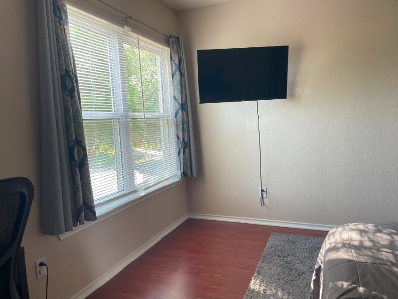 Building Photo - 1700 Balsam Way