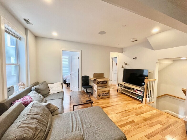 Building Photo - 721 Parker St