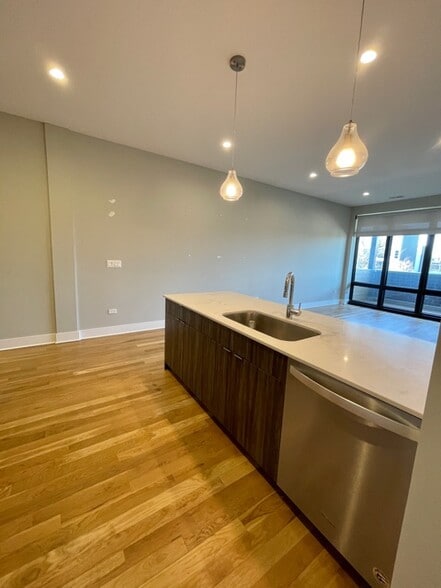 Building Photo - 4555 N Ravenswood Ave