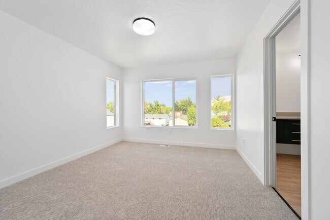 Building Photo - 567 W 620 N