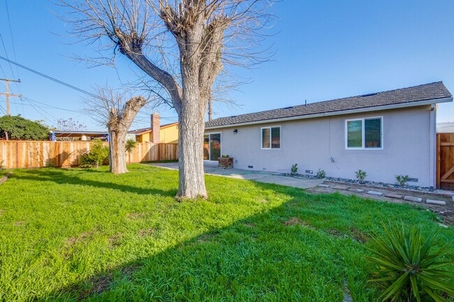 Building Photo - 1425 Sunshadow Ln