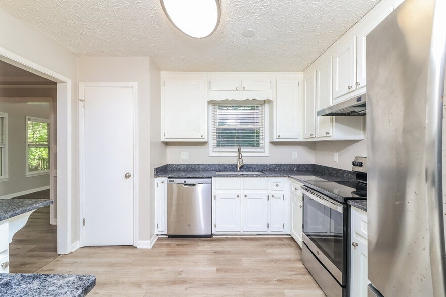 Building Photo - 2920 Sandstone Trail