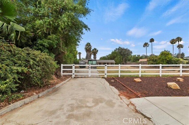 Building Photo - 15833 Ridgeway Ave