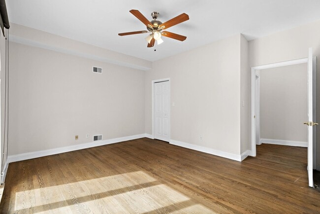 Building Photo - 556 1st St