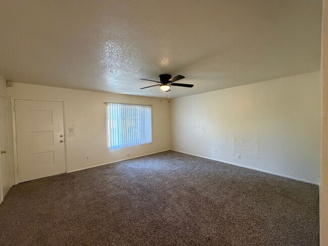 Building Photo - 3 Bed 2 Ba Condo