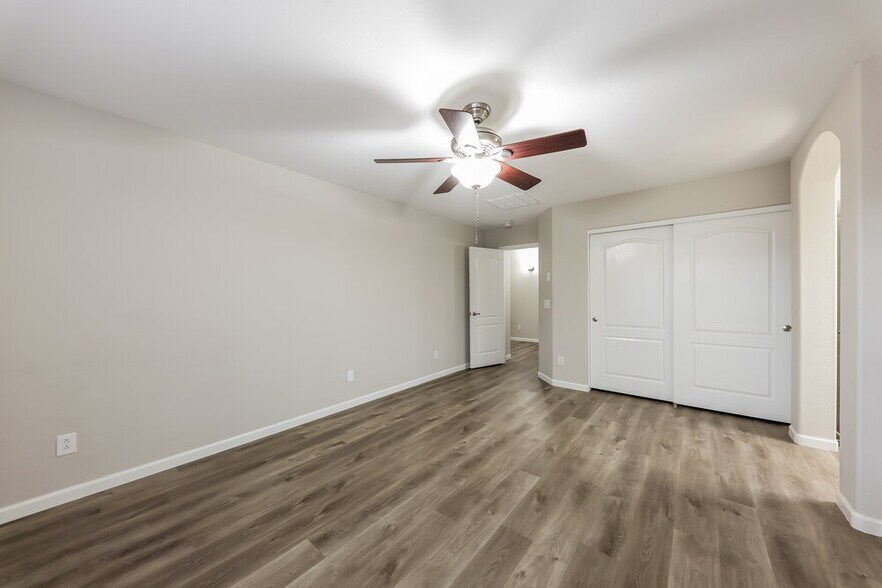 Building Photo - 2505 W Red Fox Rd