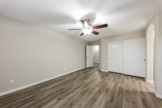 Building Photo - 2505 W Red Fox Rd