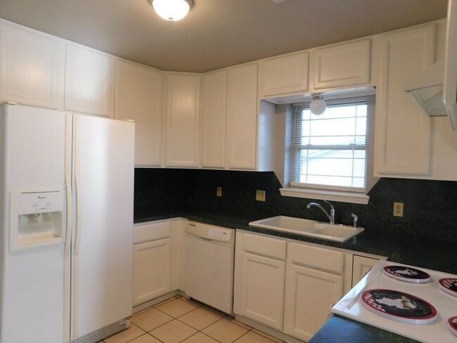 Building Photo - 3 bedrooms, 2 baths Van Buren AR