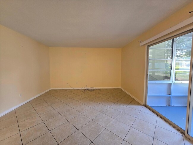 Building Photo - 561 Fairways Cir