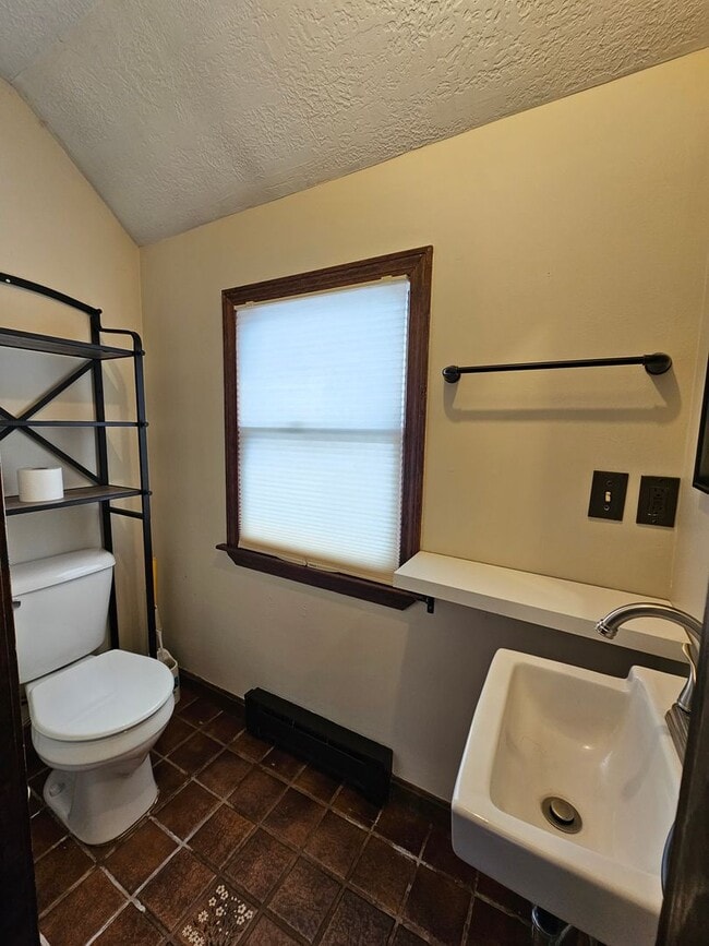 Building Photo - 4 Bedroom, 2.5 Bath House for Rent