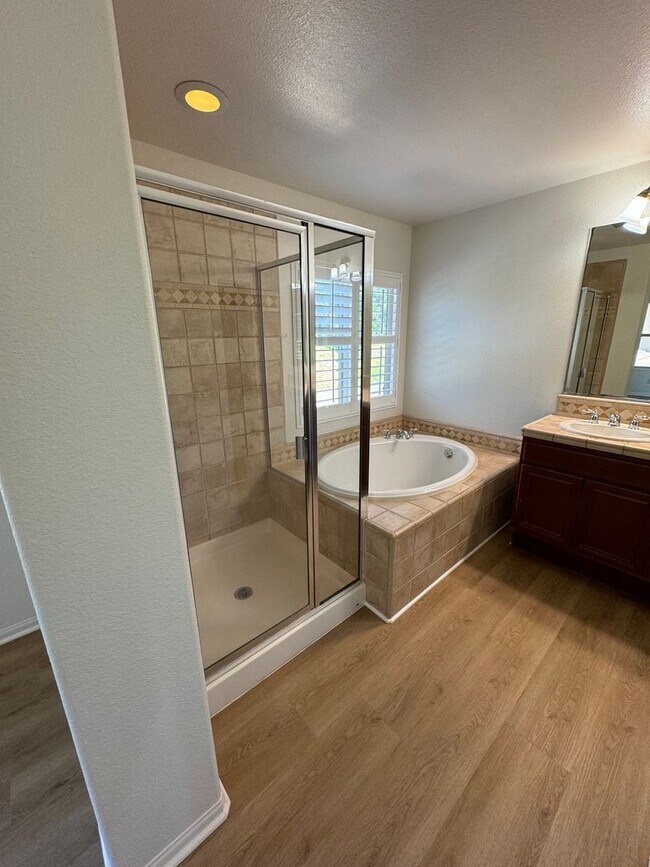 Building Photo - 4 Bedroom + Utility Room / 3.5 Bath Home F...