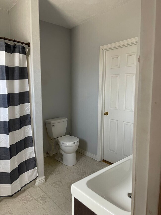 Building Photo - 3 Bedroom 2 Bath home