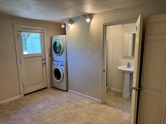 Building Photo - Charming 3-bedroom, 2-bath home in Eugene's Friendly Street Neighborhood!