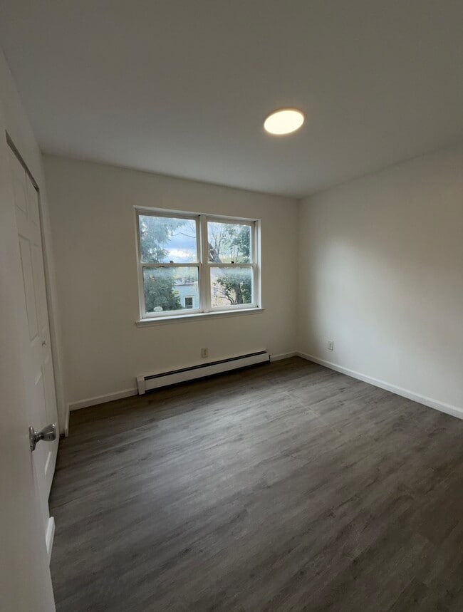 Building Photo - 56 Catherine St