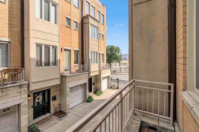 Building Photo - 3262 W Armitage Ave