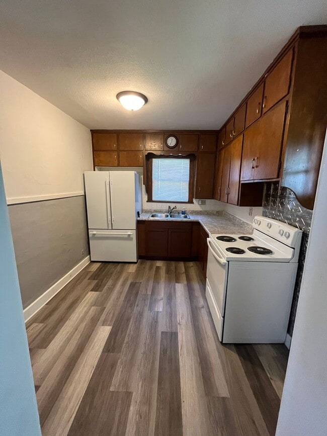 Building Photo - 1 1/2 story 2 Bedroom home!!