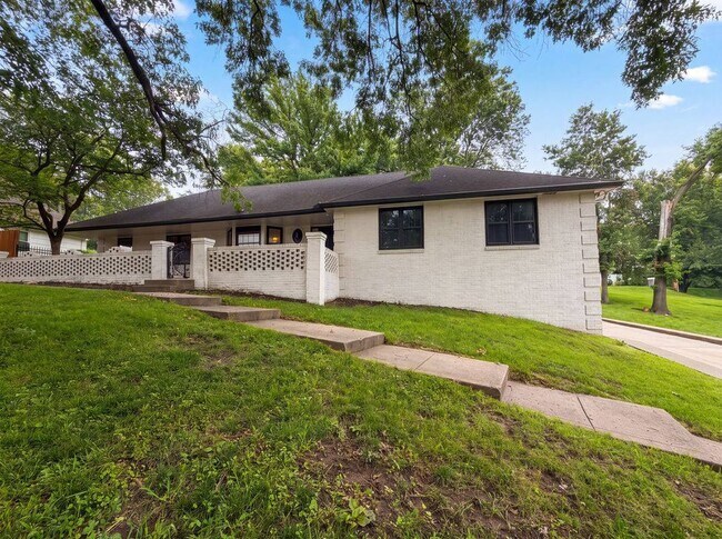 Building Photo - 4321 NW Briarcliff Ln