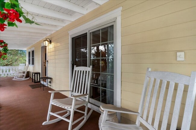 Building Photo - 2 Bedroom, 1 Bath furnished Cottage