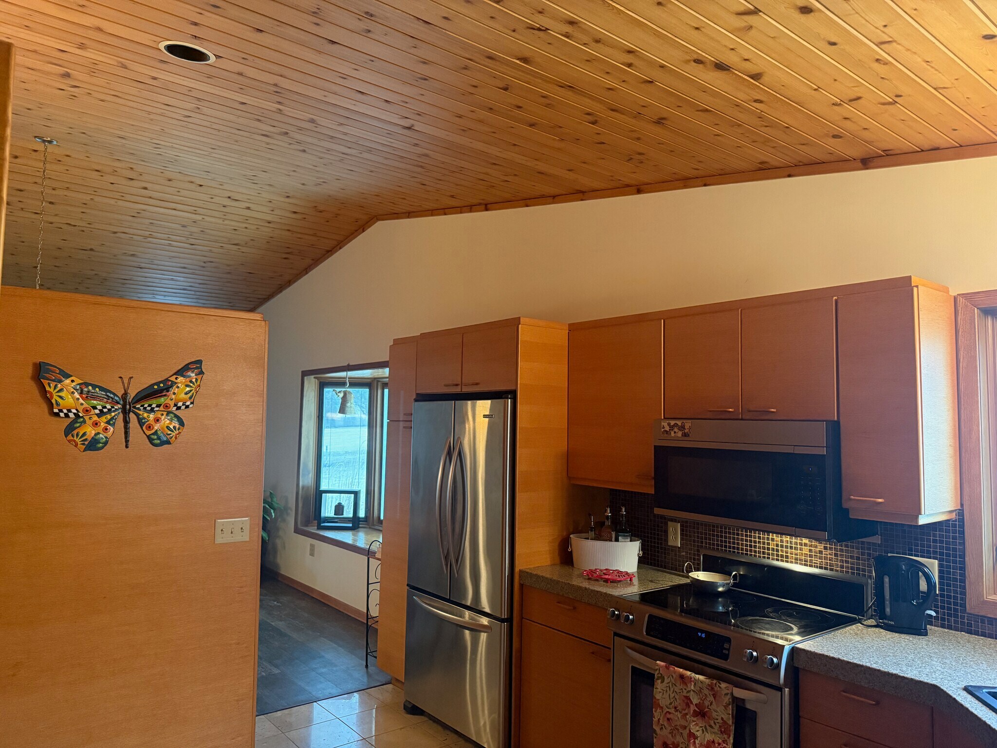 A well appointed kitchen - 4888 Tee Ct SW