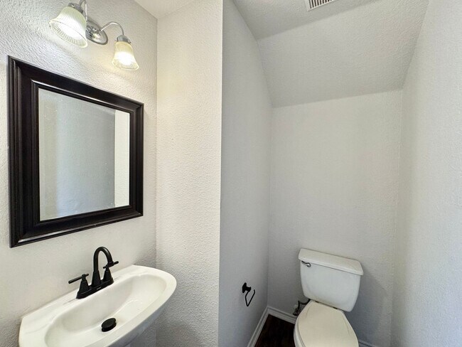 Building Photo - Beautiful 2 Story Home!