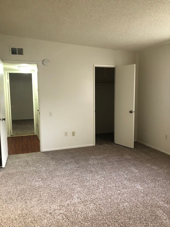 Building Photo - 3600 Sampson Ct