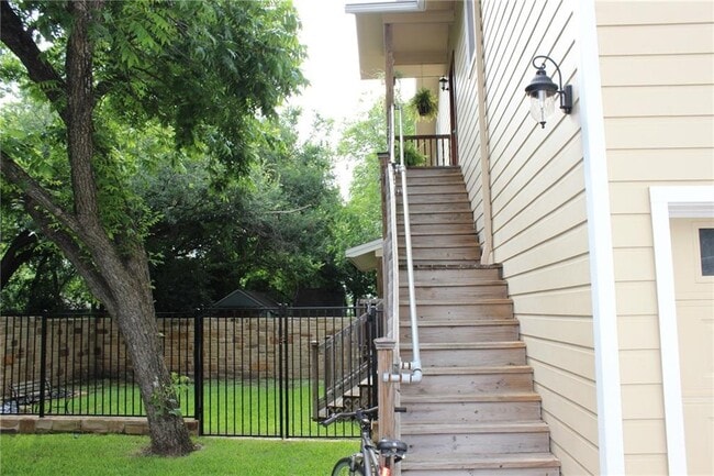 Building Photo - 905 Brentwood St