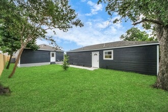 Building Photo - 1218 Des Jardines St