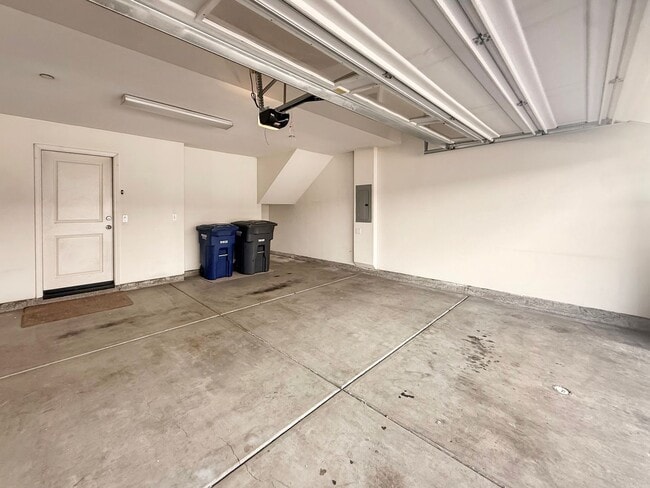 Building Photo - Bright & Inviting 2BR/2.5BA Townhome Near ...