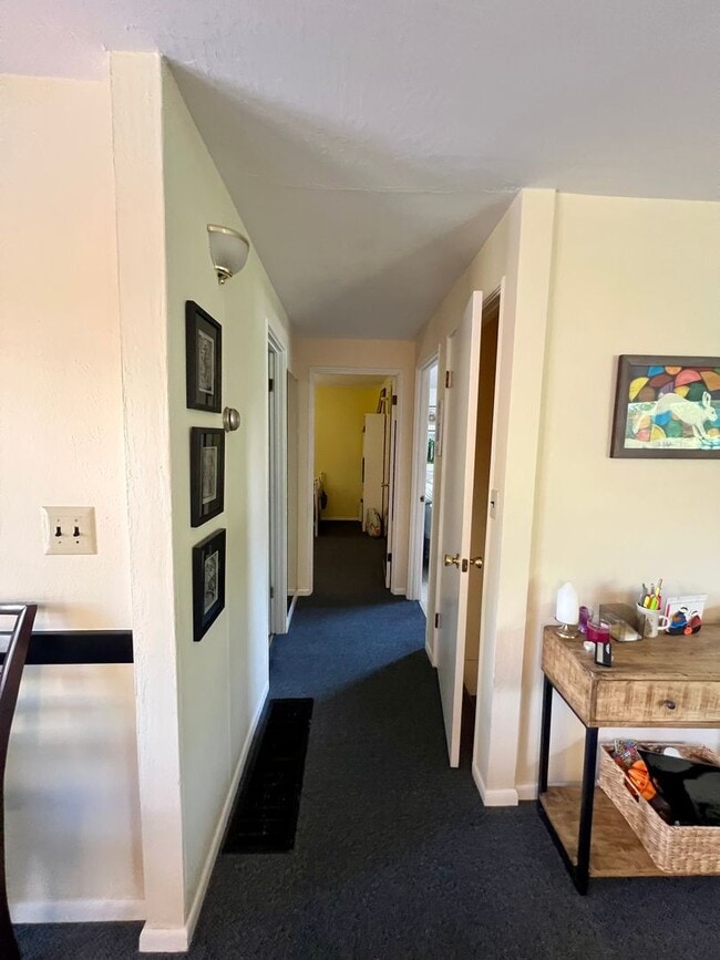 Building Photo - Available Nov 1st / Furnished / 1-Car Gara...