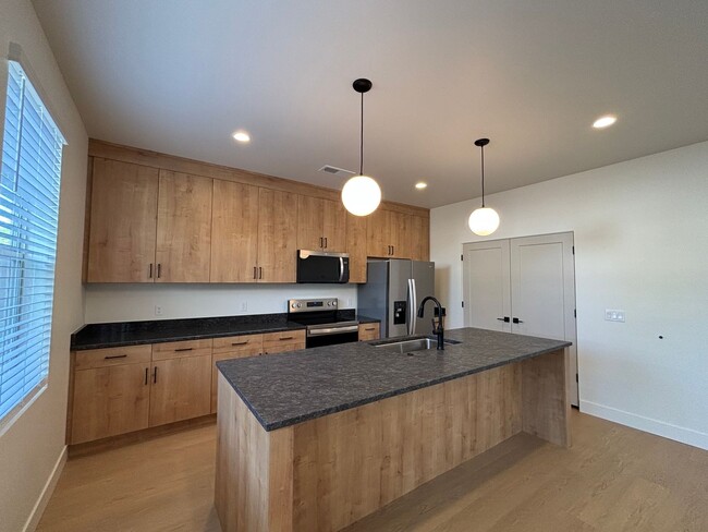 Building Photo - BRAND NEW TOWNHOME FOR RENT!