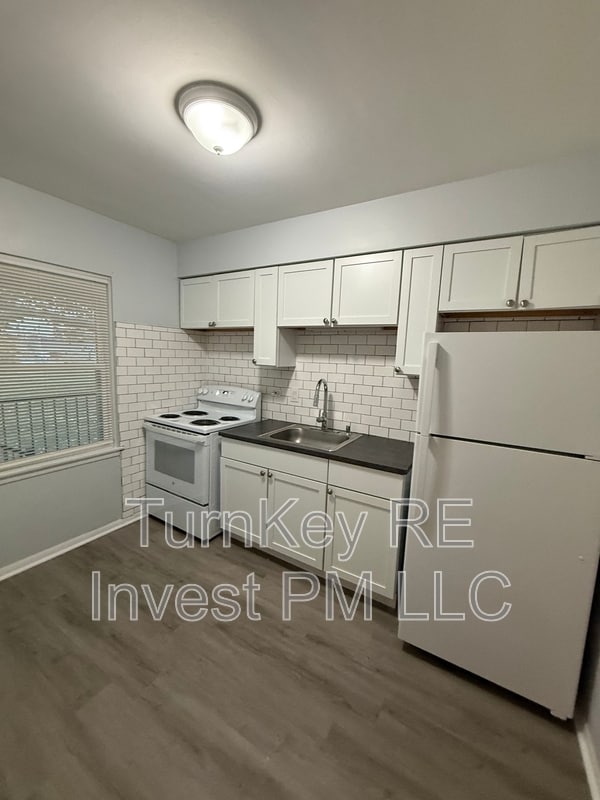 Building Photo - 1505 N Maywood Dr