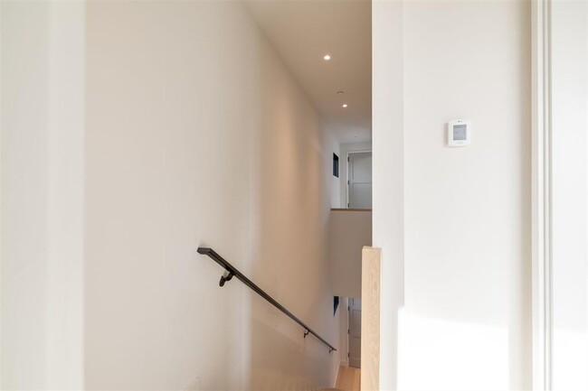 Building Photo - 1303 N Dewey Ave