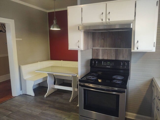 Building Photo - 4 bedroom 2 bathroom pet friendly house!
