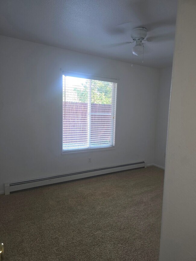 Building Photo - Beautiful townhouse with updated bathrooms. Available now!