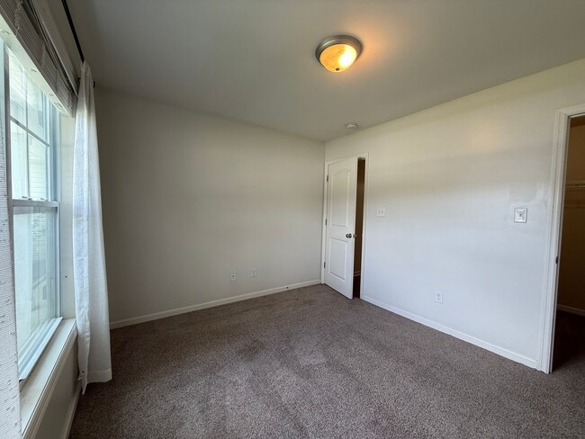 Building Photo - Absolutely Adorable!