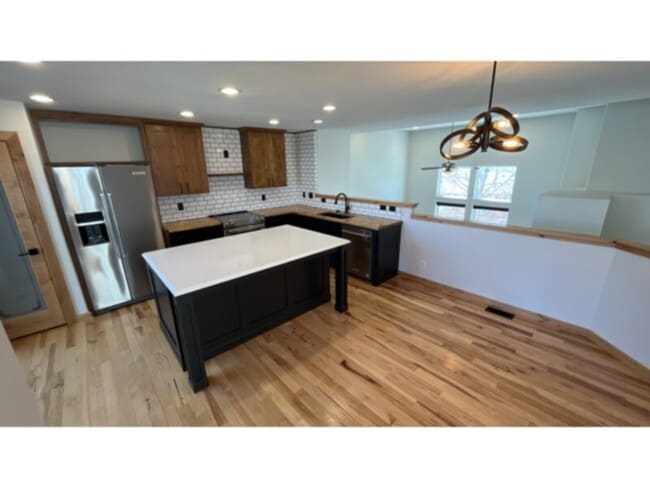 Building Photo - Beautiful updated Townhome with lots of natural light!