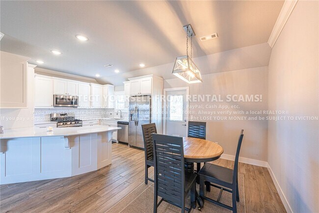 Building Photo - 533 Brinley St