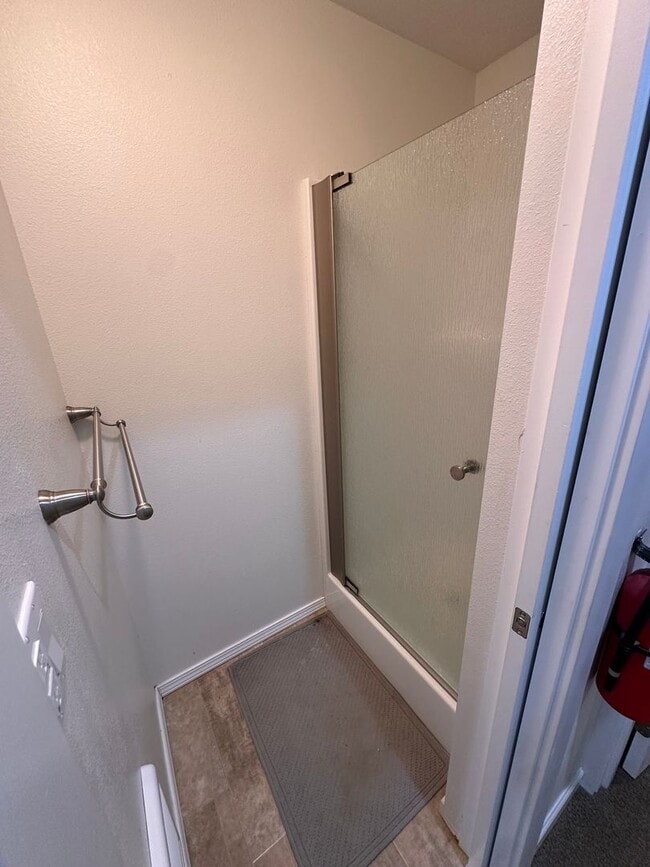 Building Photo - Large UW Townhome available 9/1 for 2025-2...