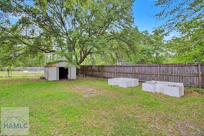 Building Photo - 21 Pinewood Ln