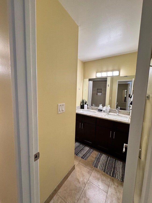 Building Photo - 8238 E Vista Dr