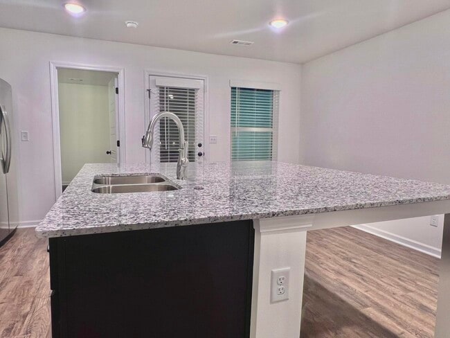 Building Photo - 1100 Pawpaw Pl