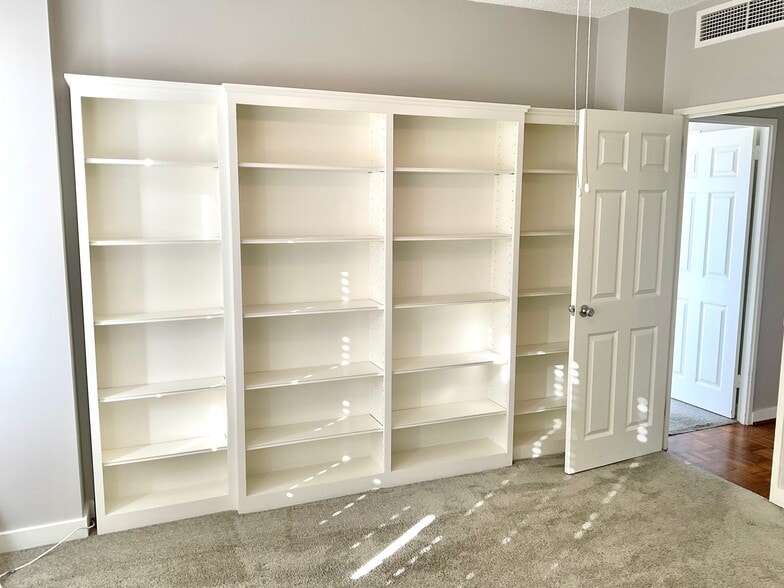 Den / Second bedroom - 333 W Meyer Blvd