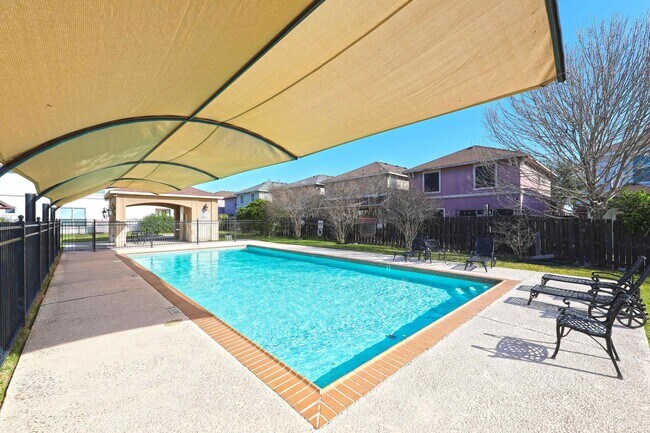 Building Photo - 9813 Sandhill Dr