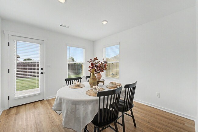 Building Photo - 4 Bed, 2 Bath Home !!