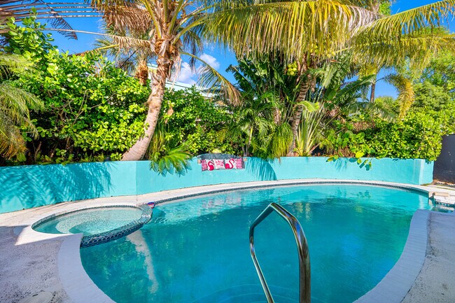 Building Photo - 113 Park Ln E