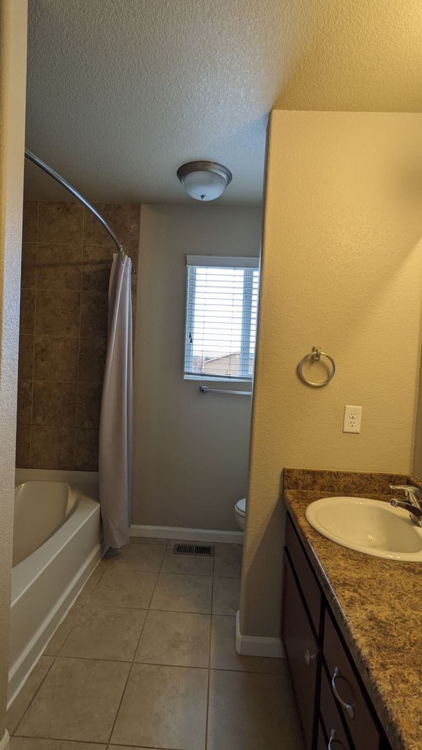 Building Photo - 3 BED/2.5 BATH END UNIT TOWNHOME W/PATIO & 2-CAR GARAGE!