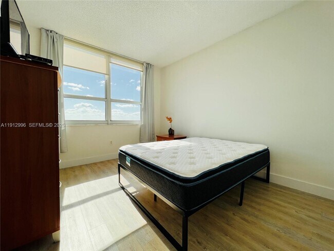 Building Photo - 1155 Brickell Bay Dr